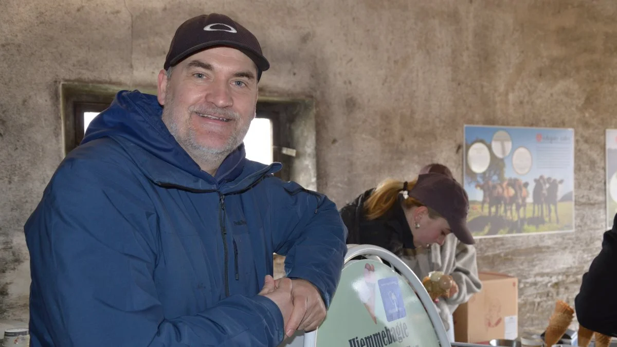 - Hele fundamentet for isproduktionen ligger i den økologiske mælk, som jeg dagligt henter friskmalket her på gården, fortalte Kenneth Jørgensen, der er indehaver af Gelato Italia i Svendborg.