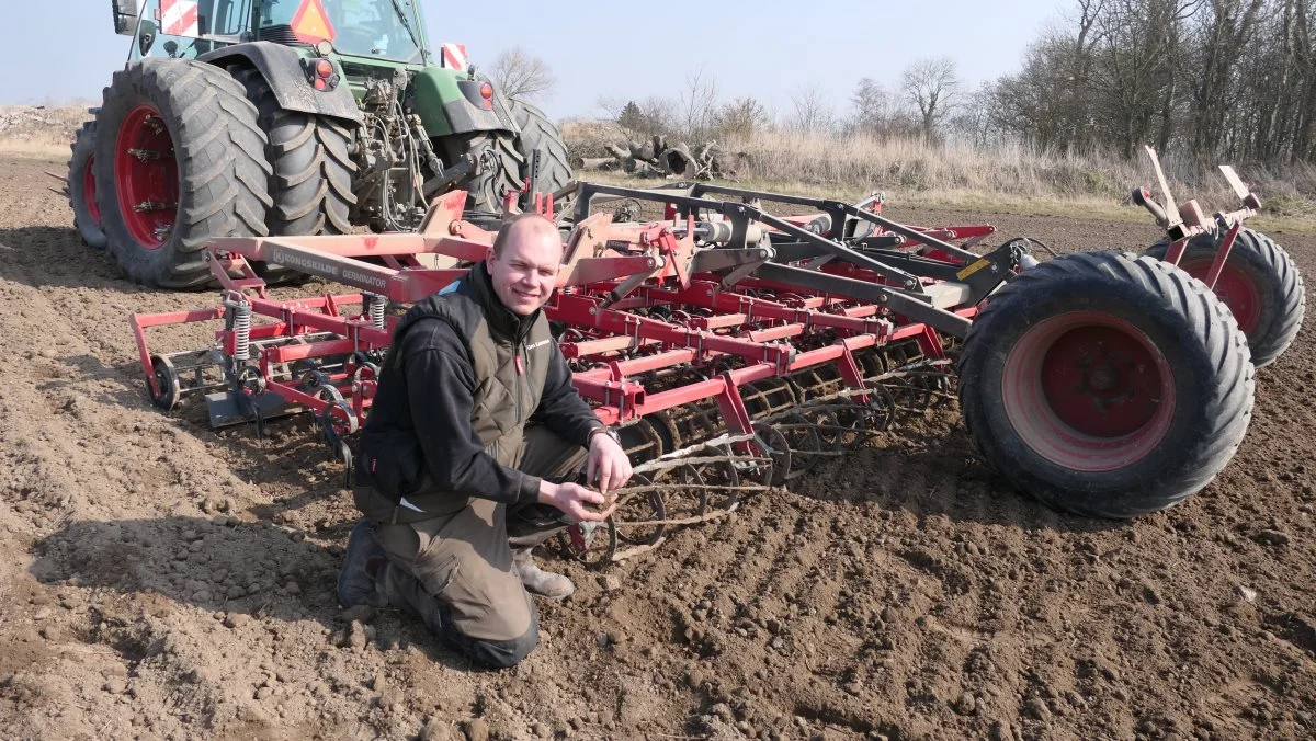 - Den her gode gamle Germinator er perfekt til at lave et superflot såbed til spinat, mener landbrugsmedhjælper Kim Laursen, Agrifos. Foto: Bøje Østerlund