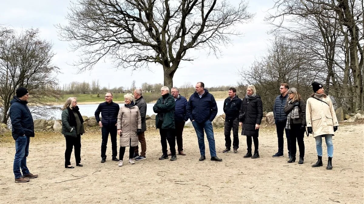 Scenen er sat til landbrugserhvervets første folkemøde. Her er det en SLF-delegation med blandt andet bestyrelsesmedlemmerne på friluftsscenen ned til Jels Nedersø. Foto: SLF