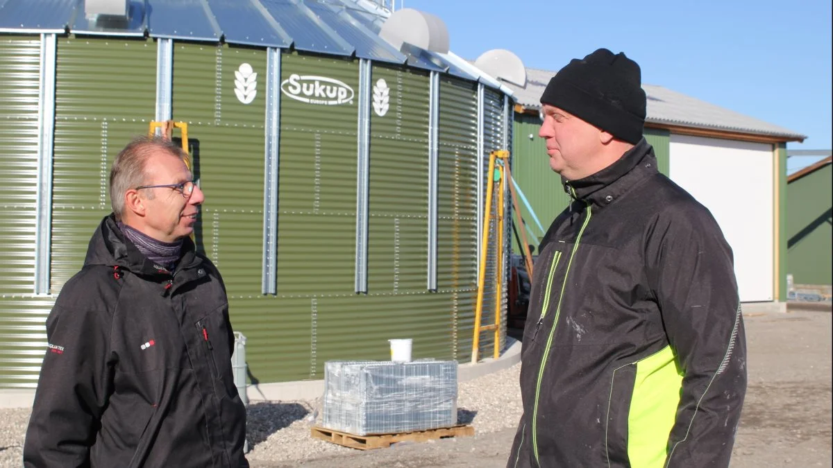 - Vi har valgt at gå op i kapacitet for at være klar til fremtiden, fortæller Mogens Feldthusen (til højre), der her ses i dialog med Carsten Keldmann Christensen, projektkonsulent hos Sukup Europe. Foto: Jesper Hallgren
