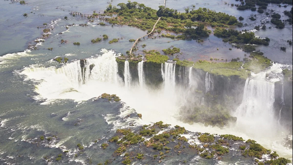 De berømte Iguazu-vandfald på grænsen mellem Brasilien og Argentina er verdens mest vandrige. 