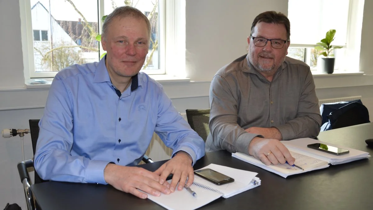 Salgschef hos Hornsyld Købmandsgaard Lars Kristensen (th) og Aloys Laue, der blandt andet yder staldgangsrådgivning for team svin hos Hornsyld Købmandsgaard, gør det dog samtidig klart, at startfoderet med AX3-proteinkilden aldrig er bedre end håndværket på staldgangen. Foto: Camilla Bønløkke