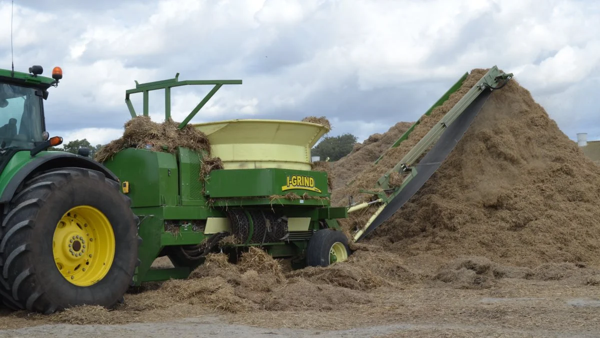 De første I-Grind-maskiner er alle solgt til danske maskinstationer og de har været udsat maskinerne for lidt af hvert. Peter Mejlhede fra Grønning Smede- og Maskinforretning nævner i flæng neddeling af bark, knusning af rapsstrå, sønderdeling af dybstrøelse og bearbejdning af majs, ærter, lupin og korn som eksempler udover bearbejdning af titusindvis af halmballer til strøelse og biogas som typiske opgaver for maskinen. Pressefoto