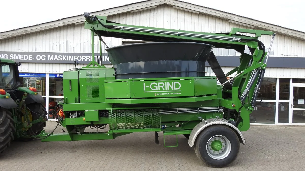 Grønning Smede- og Maskinforretning har netop lanceret den første 2. generation I-Grind-maskine til neddeling af halm og andet materiale. »Grinding«, der er et engelsk ord, betyder at neddele eller slibe. Det, der foregår i I-Grind-maskinens enorme kar, er da også, at materialet bliver neddelt. Ikke bare i længden men også overfladen bliver påvirket. På billedet er det den første 2. generation I-Grind-maskine. Pressefoto