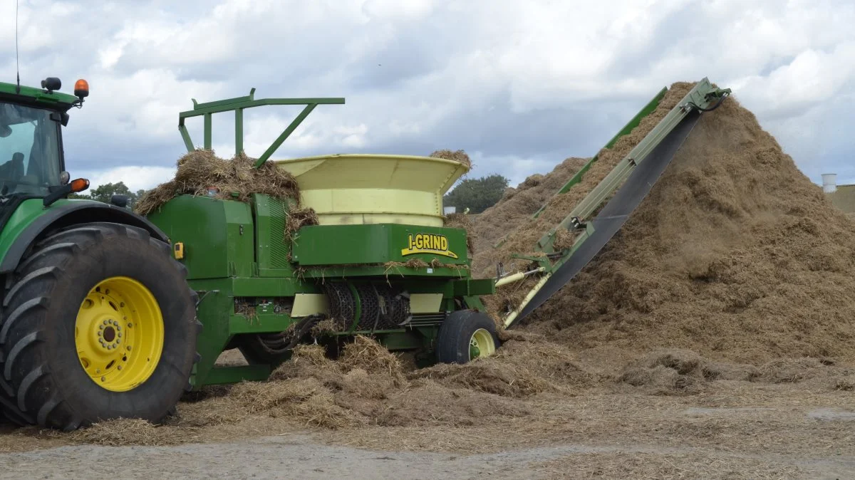 De første I-Grind-maskiner er alle solgt til danske maskinstationer, og de har været udsat maskinerne for lidt af hvert. Peter Mejlhede fra Grønning Smede- og Maskinforretning nævner i flæng neddeling af bark, knusning af rapsstrå, sønderdeling af dybstrøelse og bearbejdning af majs, ærter, lupin og korn som eksempler udover bearbejdning af titusindvis af halmballer til strøelse og biogas som typiske opgaver for maskinen.