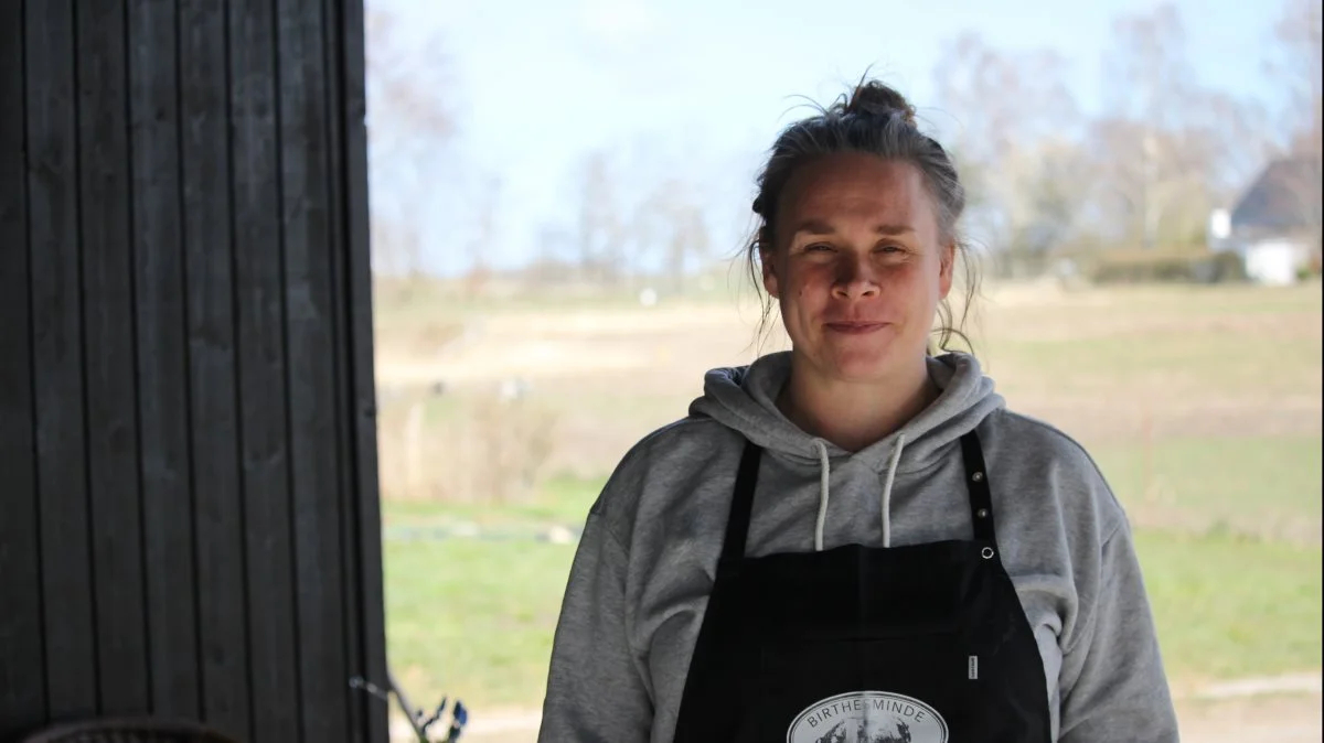 Det er meget vigtigt for Maria Bojsen på Birthesminde, at kunderne kan få syn for, hvordan de griseprodukter, hun og kollegerne laver, kommer til verden. Foto: Henning K. Andersen
