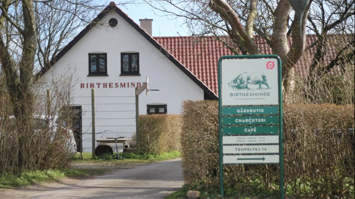 Birthesminde ligger ganske idyllisk udenfor Vipperød. Men de senere år er forretningen blevet udvidet, som skiltet vidner om, med café og gårdbutik. Foto: Henning K. Andersen