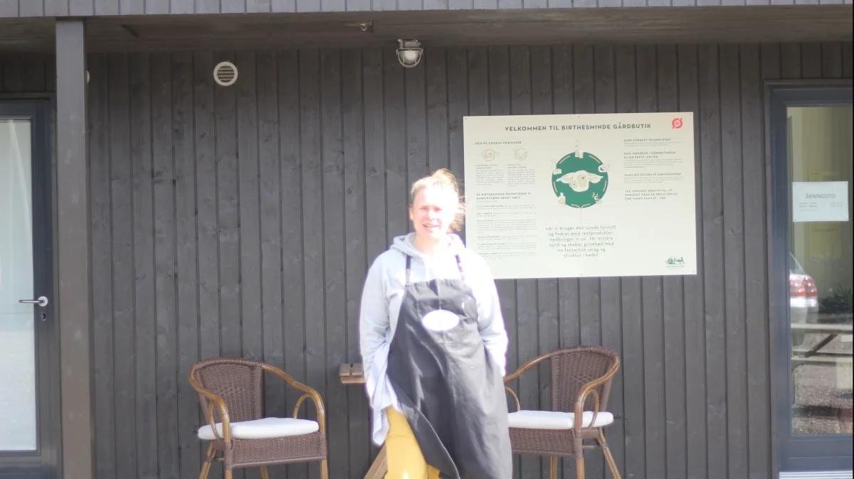- Jeg er da pavestolt over at kunne lave det her produkt, lyder det fra Maria Bojsen, der her er fanget ved indgangen til den nyåbnede café. Foto: Henning K. Andersen
