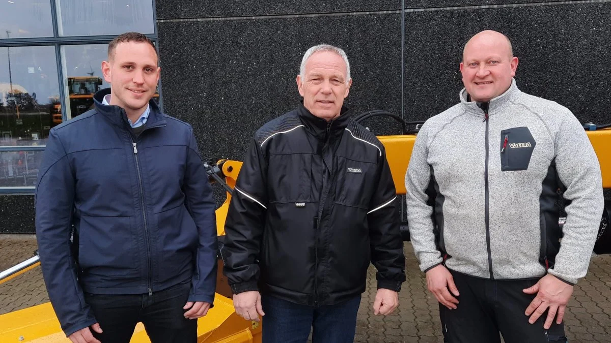 Maskinforretningen J. Dyhr A/S er blevet forhandler af Müthing-mulchmaskiner fra Brøns Group – fra venstre: Kim Lund Hansen, Müthing-ansvarlig hos Brøns Group, Toke Andersen, sælger, J. Dyhr A/S og Henrik Mathiesen, sælger, J. Dyhr A/S. Foto: John Ankersen