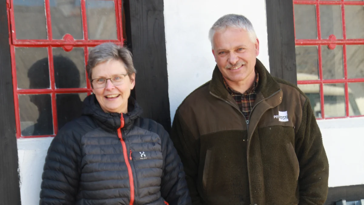 Lise-Lotte og Martin Phillip har boet på ejendommen i Sallinge de sidste 17 år. I 2018 etablerede de gårdbutik, som de passer ved siden af deres respektive jobs som køkkenassistent og hegnsmand.
