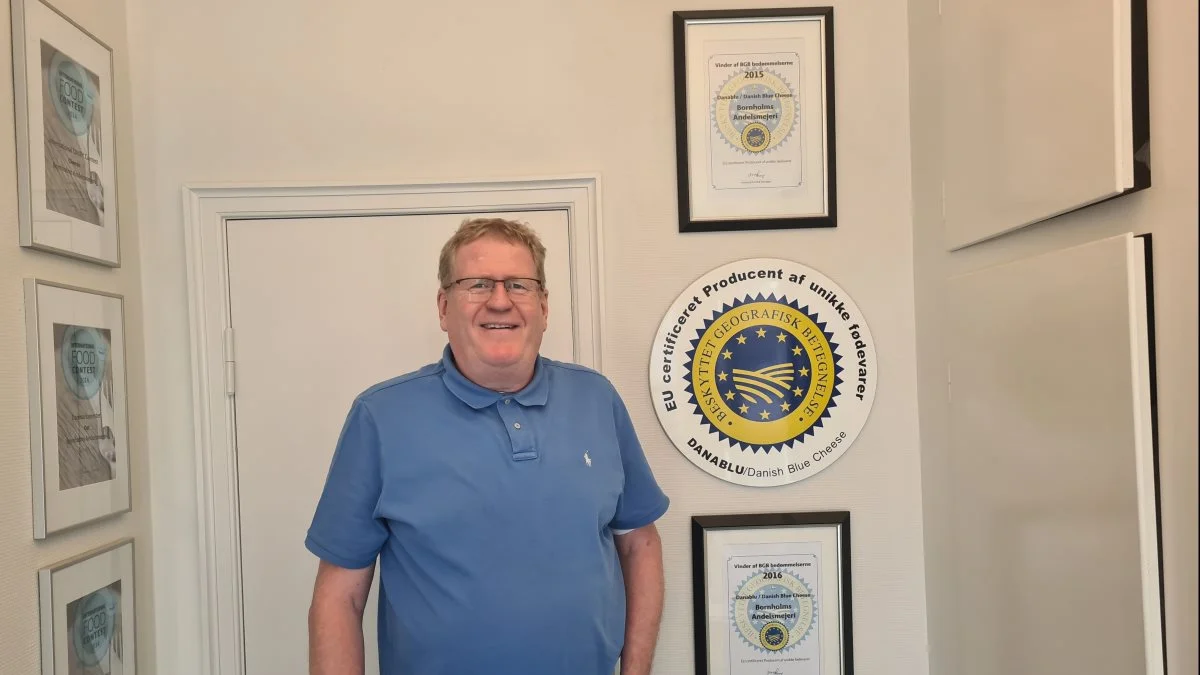 EU-emblemerne bliver i USA anset som et kvalitetsstempel, fortæller Per Olesen, der her kan skue ud over nogle af alle de hædersbevisninger, som Bornholms Andelsmejeri har fået. Foto: Henning K. Andersen
