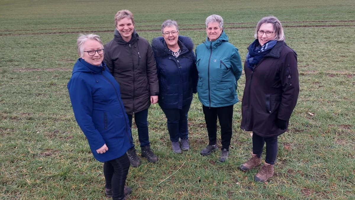 En erfagruppe for kvinder gift med landmænd fejrer deres 25 års sammenhold. Fra venstre ses Elin Østerbøg fra Ejstrupholm, Anette Fisker fra Råsted, Lisette Thomsen fra Asferg, Anette Jensen fra Haslund og Lene Jensen, Hallendrup. Privatfoto