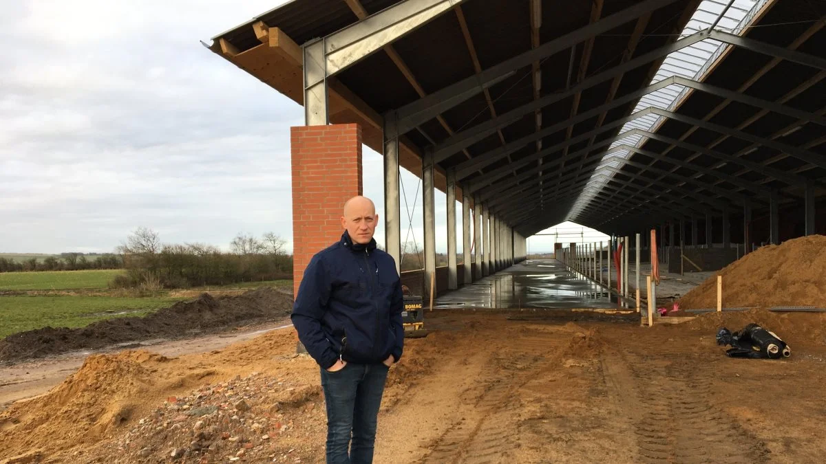 Miljøgodkendelse af et husdyrbrug kan være en udfordring. Det måtte Jens Erik Damtoft erkende for flere år siden. Foto: Gråkjær