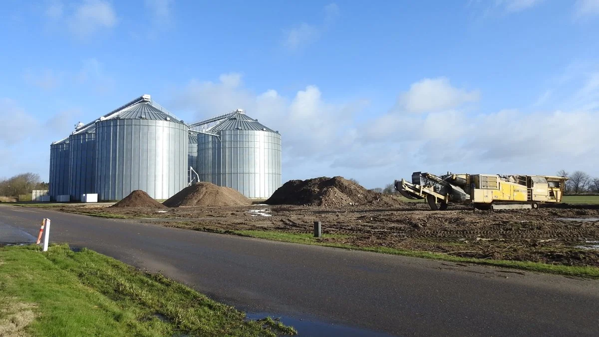Byggepladsen som den ser ud nu, men inden høst er anlægget udvidet med endnu en silo, et tørreri og et større befæstet areal. Pressefoto
