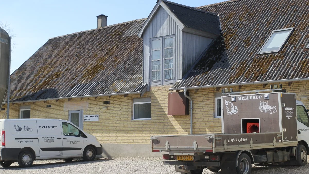 Kontorbygninger er opført i eksisterende længer og mest muligt af det eksisterende er bevaret eller genbrugt.