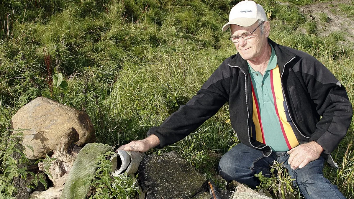 Henning Nielsen viser her nogle af de ting, som han siger, at han har modtaget i forbindelse med tilførsel af overskudsjord fra en række kloakeringsprojekter. Han har nu indstillet den årelange sag, som han for nylig ankede til landsretten. Arkivfoto: Axel Søgård  