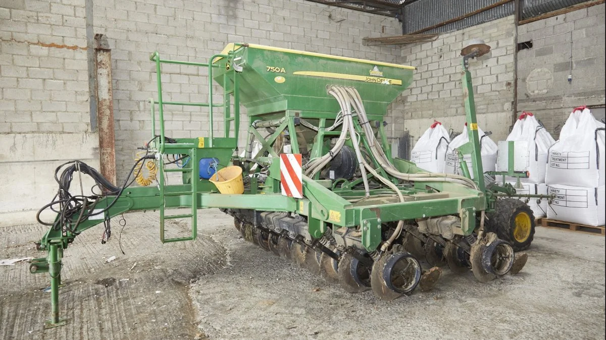 Louis McAuleys direkte såmaskine John Deere 750 kan med sine rulleskær med højt skærtryk nemt så i en stående efter- eller mellemafgrøde.