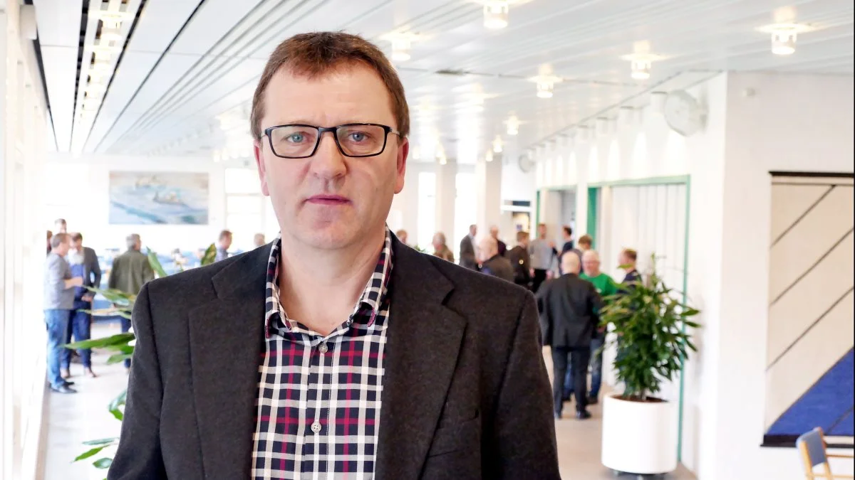 Erik Engholm Poulsen foreslår at omstille gasfyrede fjernvarmeværker til en kombination af solvarme/varme-pumper og halmfyret biomassekedel.