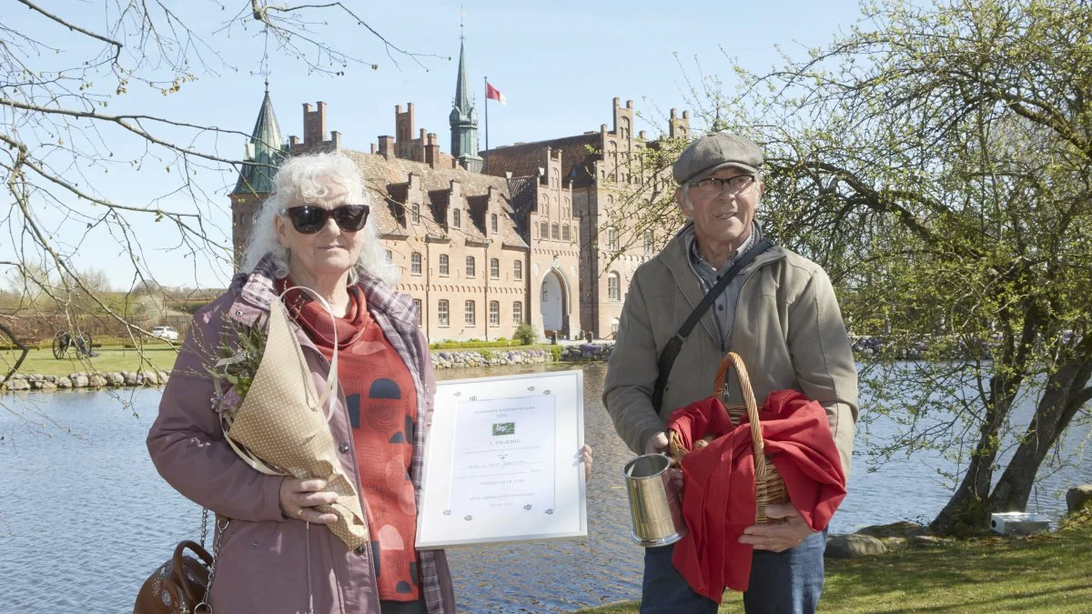 I de smukke omgivelser på Egeskov Slot står årets danske mestre i dyrkning af frilandskartofler, Kaja og Aksel Sørensen, Jegerup, med præmiecheck, blomster og kurven med vinterkartoflerne, som efter vejningen i hast blev fragtet til Hendes Majestæt Dronning Margrethe på Fredensborg Slot. Foto: Erik Hansen