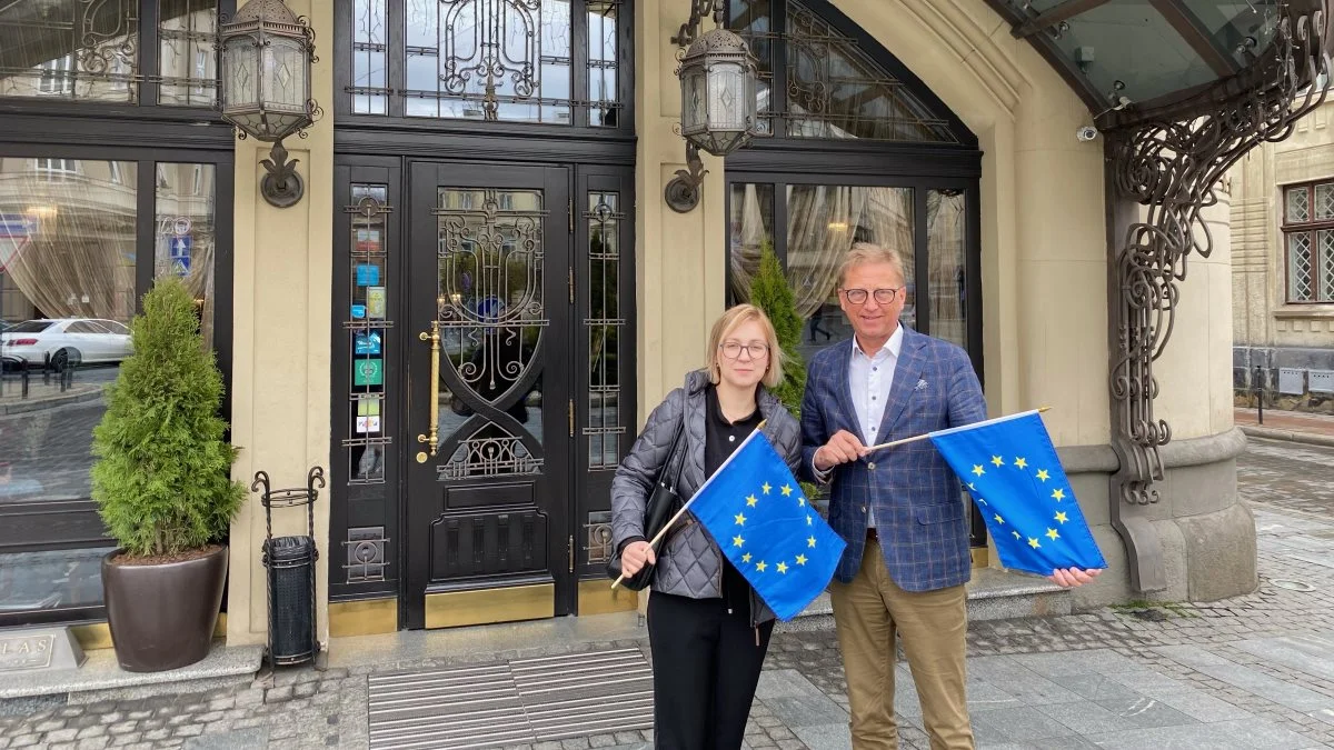 Der bliver sat stor pris på besøg fra EU i Ukraine, fortæller Asger Christensen. Her er han sammen med parlamentarikeren Irina Sovsun. 