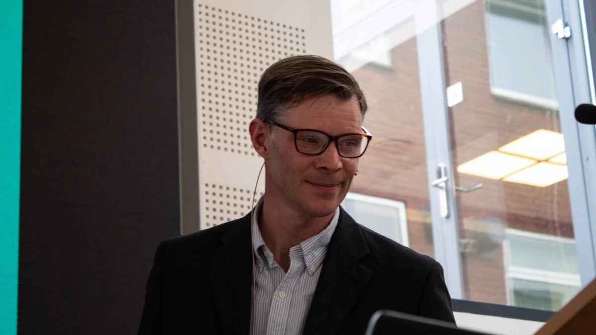 Peter Kiær, der her ses på Bæredygtigt Landbrugs seneste generalforsamling, mener, at øget dansk fødevareproduktion spiller udmærket sammen med den grønne omstilling af landbruget. 