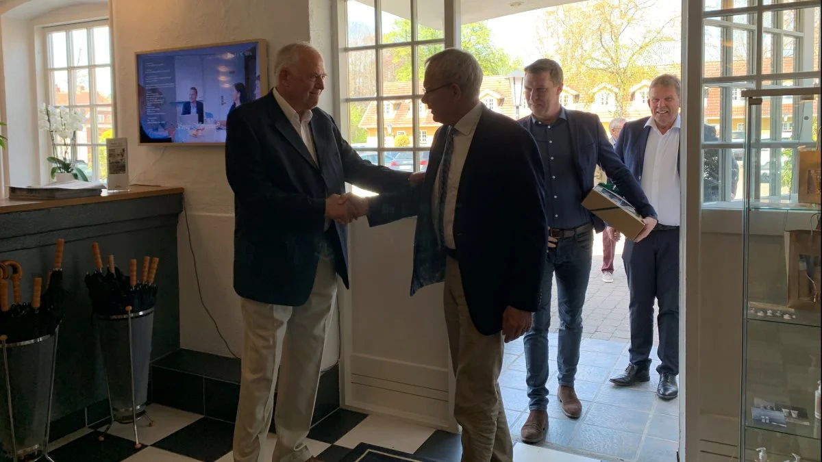 Povl Fritzner stod i døråbningen og bød gæsterne velkommen - her Martin Merrild og Søren Søndergaard, henholdsvis tidligere og nuværende formand for Landbrug & Fødevarer. I baggrunden er det VKST-formanden Torben Hansen. Foto: Jesper Hallgren