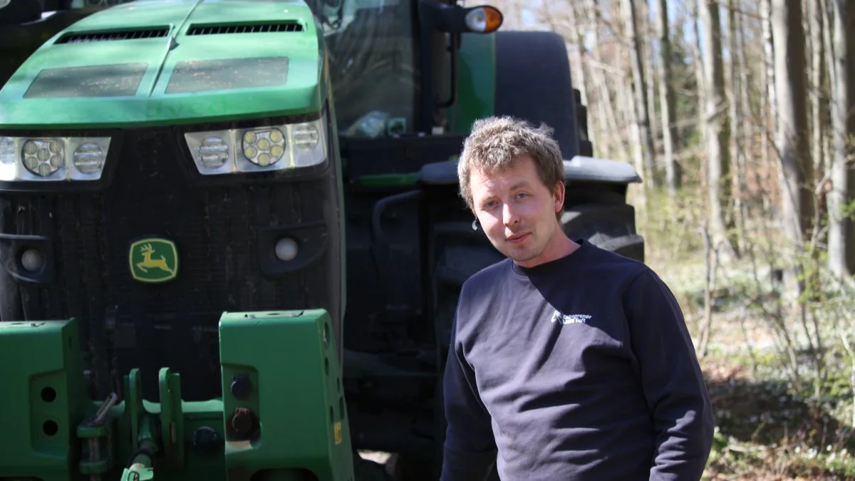 Skoventreprenør Lasse Toft er her fanget i et for ham sjældent roligt øjeblik. For i stort set hele året laver han flis fra førerhuset i sin John Deere-traktor. Fotos: Henning K. Andersen