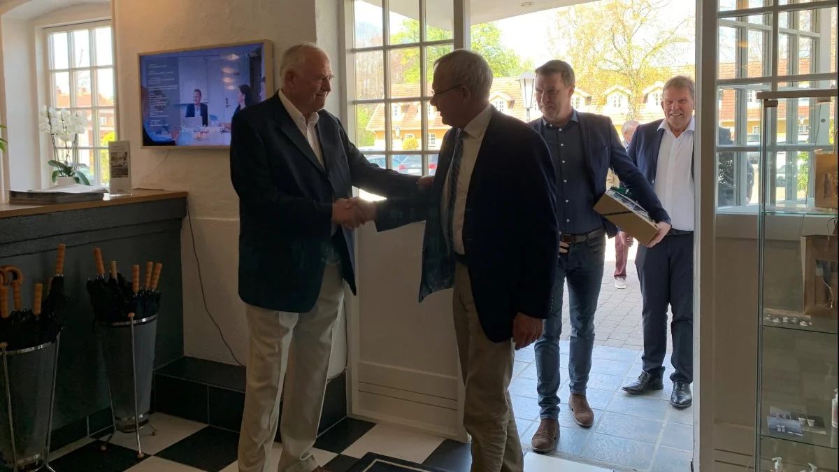 Povl Fritzner stod i døråbningen og bød gæsterne velkommen - her Martin Merrild og Søren Søndergaard, henholdsvis tidligere og nuværende formand for Landbrug & Fødevarer. I baggrunden er det VKST-formanden Torben Hansen. Foto: Jesper Hallgren