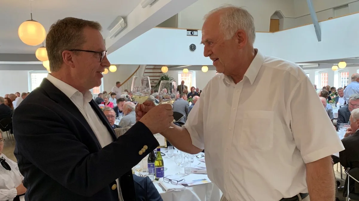 Toastmaster Poul Henrik Prahl (til venstre) stod for den første tale til Povl Fritzner, som her kvitterer med en skål. Foto: Jesper Hallgren