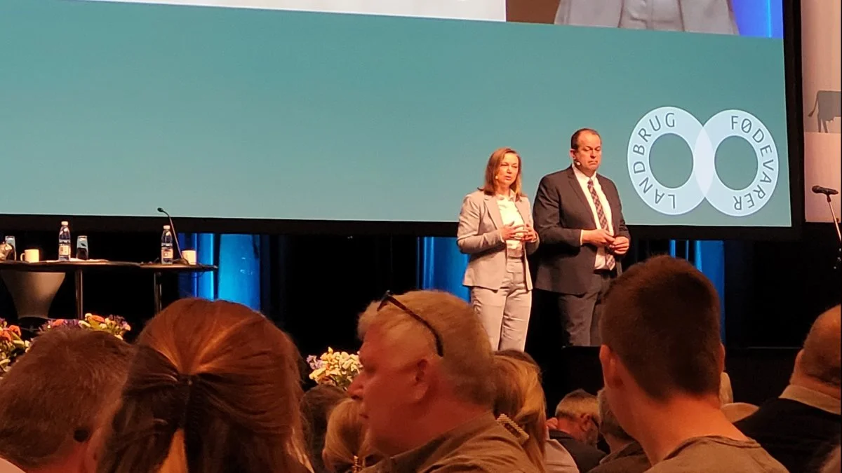Ida Storm og Christian Lund på scenen i Herning. Foto: Line Brusgaard