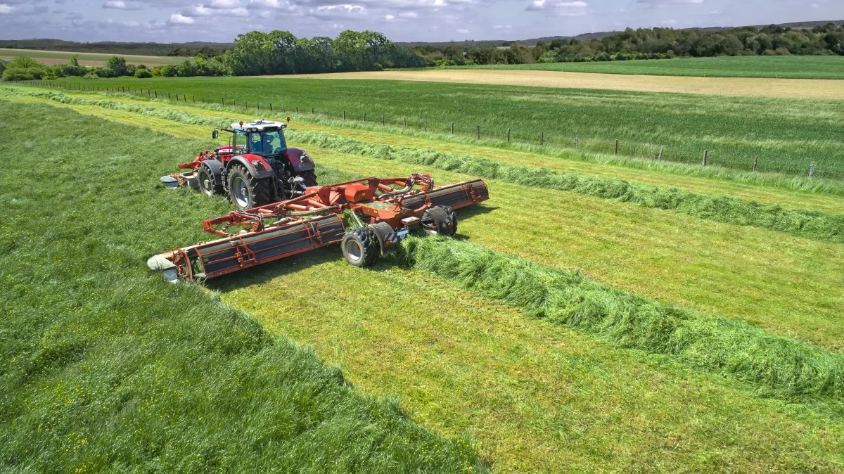 Den længe ventede Kuhn-trippelskårlægger FC 13460 med bånd og crimper kan sammen med fem andre maskinsæt ses i aktion på Græsland i år. Foto: Maskinhandler Indkøbsringen