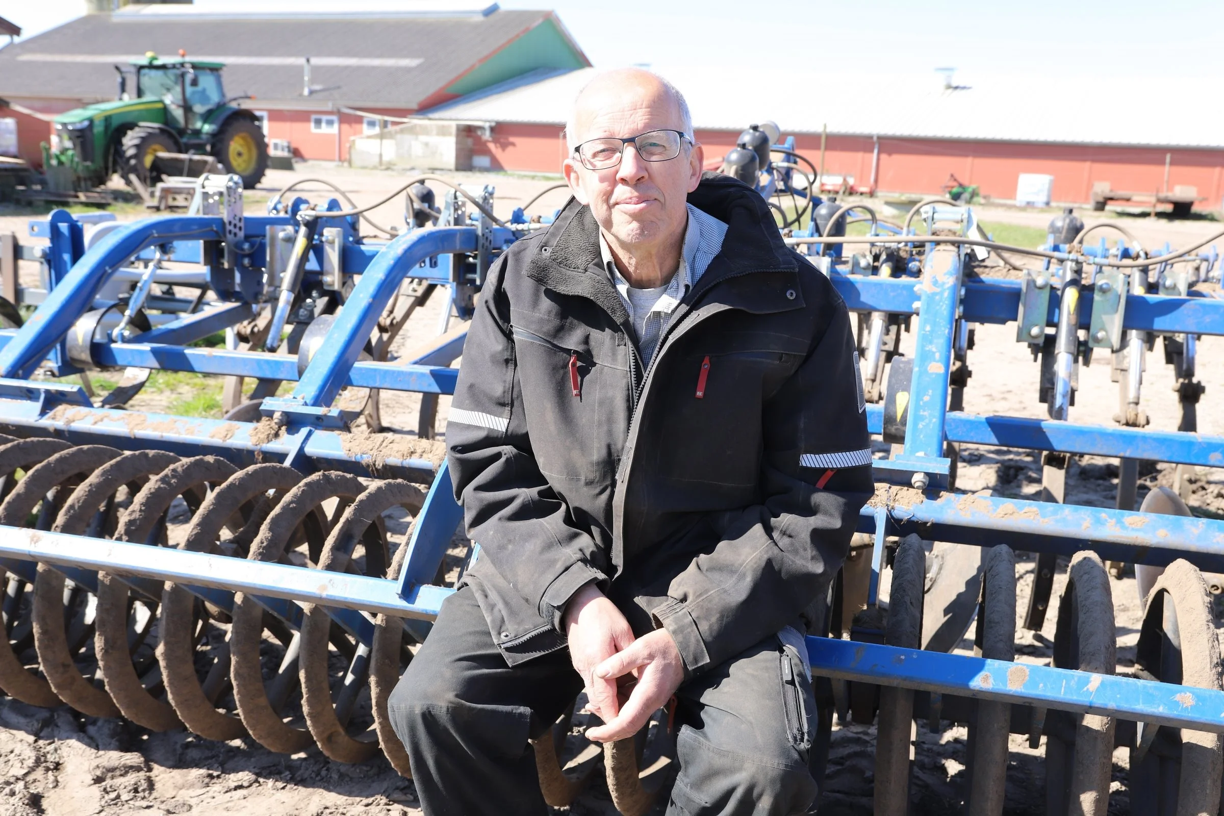 Bent Jepsen droppede ploven helt for fire år siden. I dag harver han med en Dalbo Trimax og en Horsch Terrano. Foto: FRDK