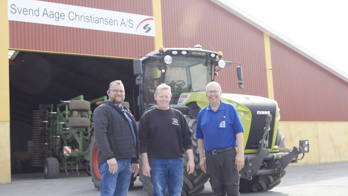 Der blev skrevet under og givet håndslag. Svend Aage Christiansen A/S har opkøbt Klokkerholm Maskinstation. Her ses indehaveren af Klokkerholm Maskinstation, Martin Jespersgaard, Brian Findinge, afdelingsleder i maskinstationen (tv.) og Niels Jørgen Sørensen (th.) fra Svend Aage Christiansen. Fotos: Tenna Bang 