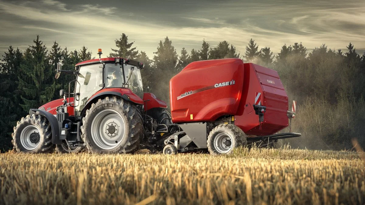Ny opgraderet rundballepresser fra Case IH, model RB-344. Fastkammerpresseren har balledimensionerne 120 gange 125 centimer og tilbydes i en Rotor Feeder og en Rotor Cutter-version. Presseren kan trækkes af en traktor på mindre end 80 hk.