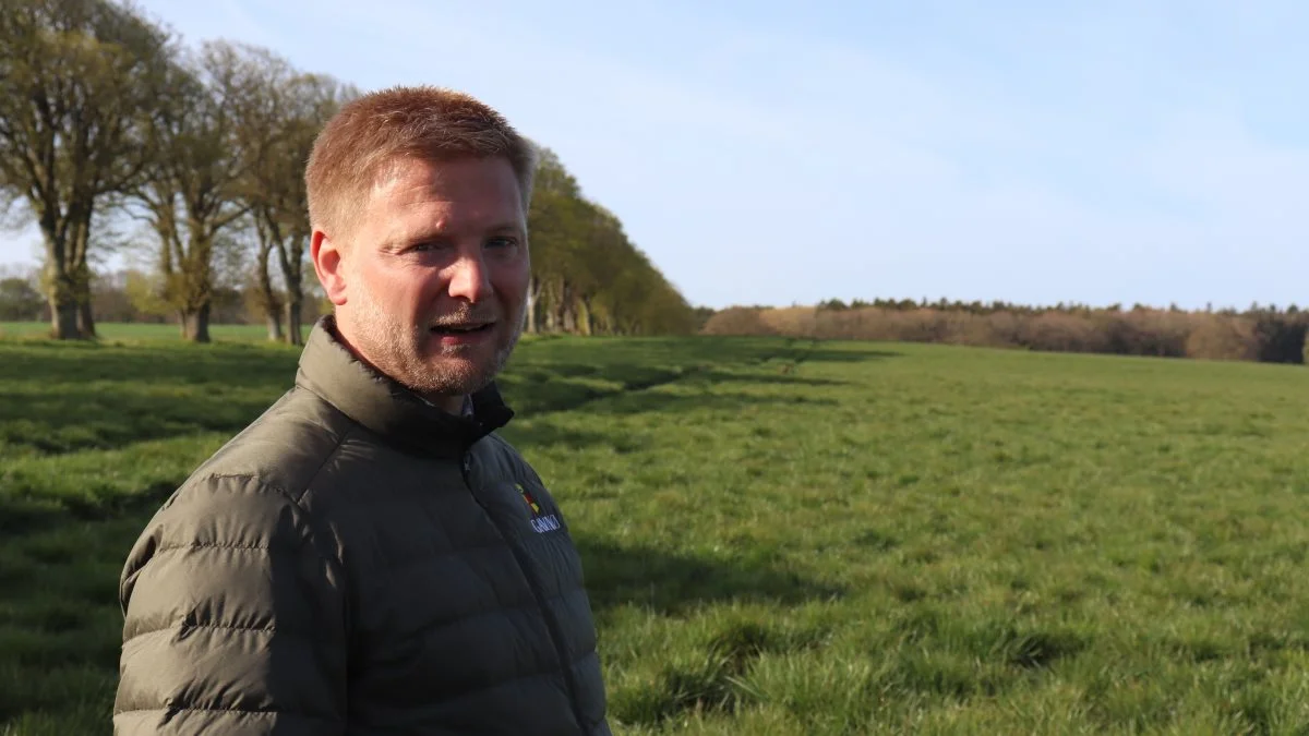 - Vi bliver nu presset på manglende kemi i frøafgrøderne – for eksempel med forbuddet mod Reglone. Nu afprøver vi derfor rækkesprøjtning med glyphosat som en mulig alternativ ukrudtsbekæmpelse, fortæller driftsleder Lars Rasmussen, Gavnø gods. Fotos: Jørgen P. Jensen