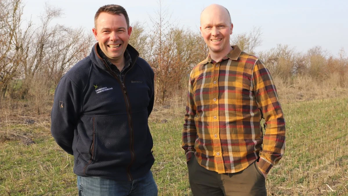Danmarks Jægerforbund, repræsenteret ved chefkonsulent Natur- og Vildtpleje samt Landbrug, Jakob Bergmann Nielsen, og FRDK, repræsenteret ved medlem Michael Bundgaard, Klitgaard Agro, er gået sammen om at skabe bedre betingelser for markvildtet. Noget Michael Bundgaard selv gør på sin ejendom med stor succes. Fotos: FRDK