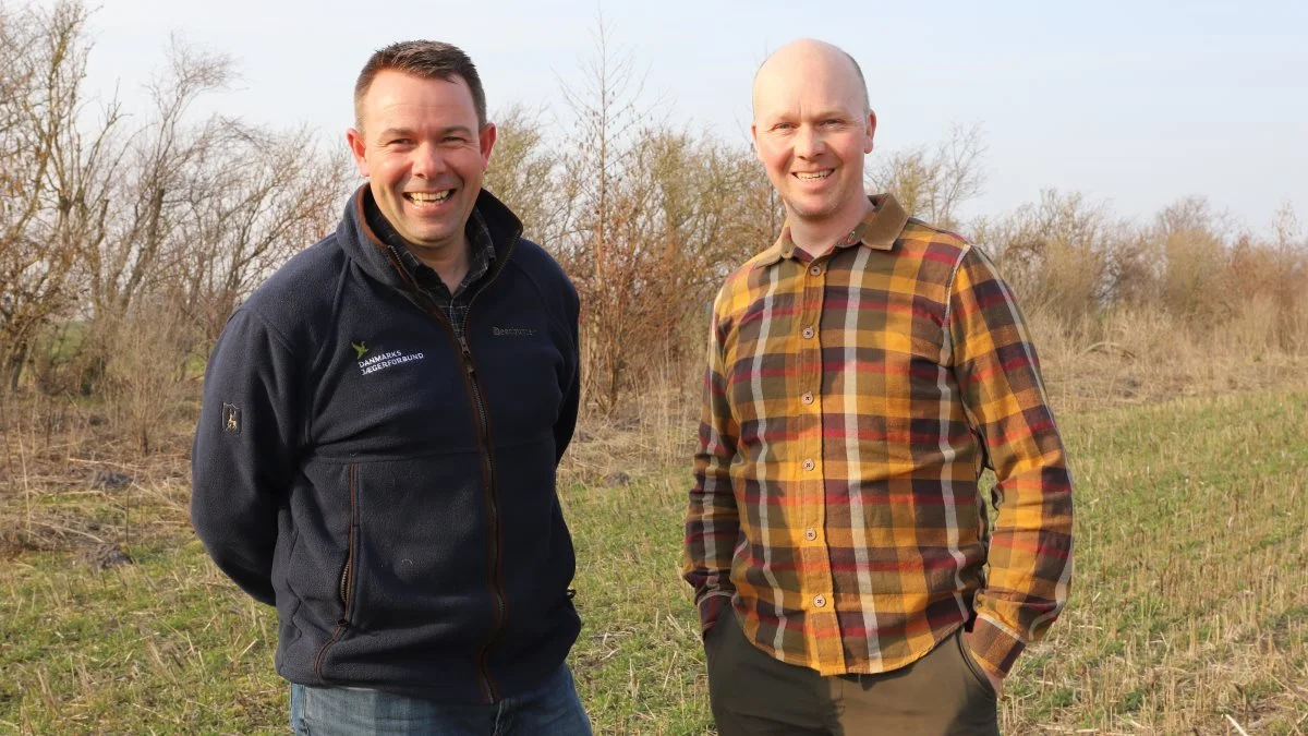 Danmarks Jægerforbund, repræsenteret ved chefkonsulent Natur- og Vildtpleje samt Landbrug, Jakob Bergmann Nielsen, og FRDK, repræsenteret ved medlem Michael Bundgaard, Klitgaard Agro, er gået sammen om at skabe bedre betingelser for markvildtet. Foto: FRDK