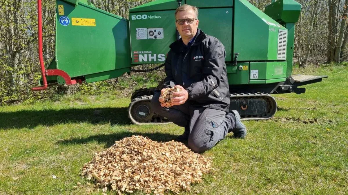 Produktspecialist Allan Jensen, NSH, med prøver af den ensartede og dermed stokeregnede flis til fyring. Fotos: NSH