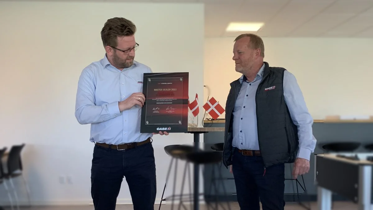Network Development Manager Lars Borg fra Case IH overrækker master plaketten til direktør Jeppe Rasmussen, Yding Smedie & Maskiner