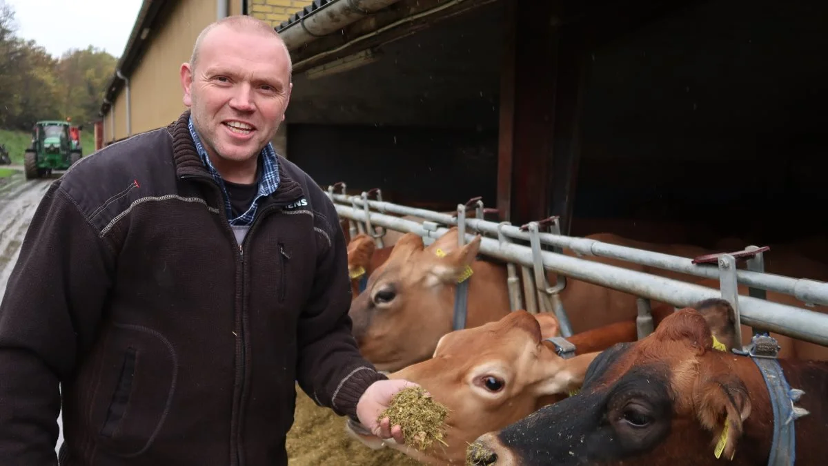 En af dem, der bruger Emmelevs foderkager, er mælkeproducent Torben Hansen, Havndrup på Fyn. 