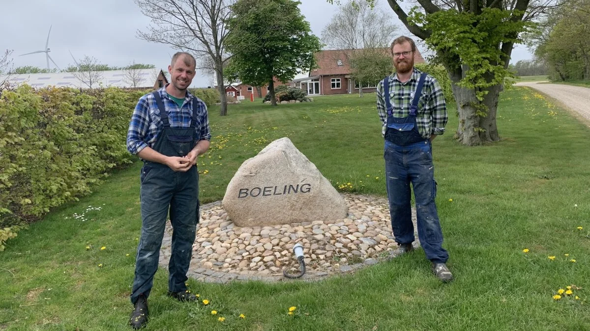 Carsten og Christian Rahbek ved indkørslen til deres fødegård, Boeling. Fotos: Vibeke Fabricius