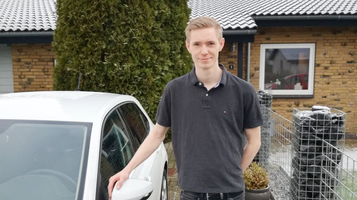 Et varmepanel yderst i grisehulen kan være med til at sikre, at grise har den rette temperatur i farestalden, fortæller Jesper Kiib, direktør i Teknik Partner.