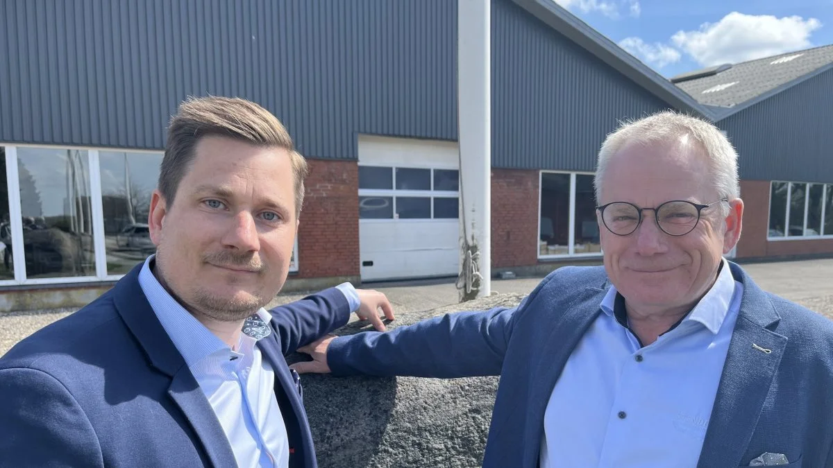 Det går godt i familievirksomheden Stenderup A/S. Til venstre Troels Stausholm Jensen, administrerende direktør, sammen med sin far Mogens Jensen.