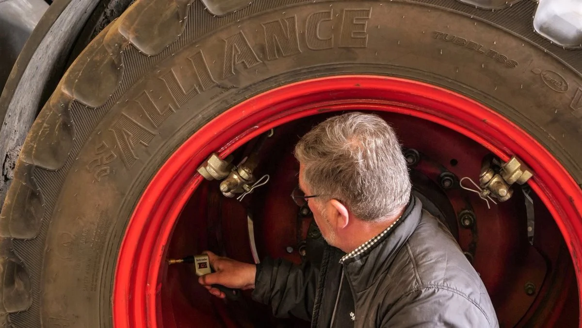 Henrik Møllvang justerer trykket i de smalle Alliance 354+ Agriflex dæk, så VF-dækkene kører med et lavere tryk for at reducere jordpakningen i marken yderligere, inden forsøgets næste fase sættes i gang.