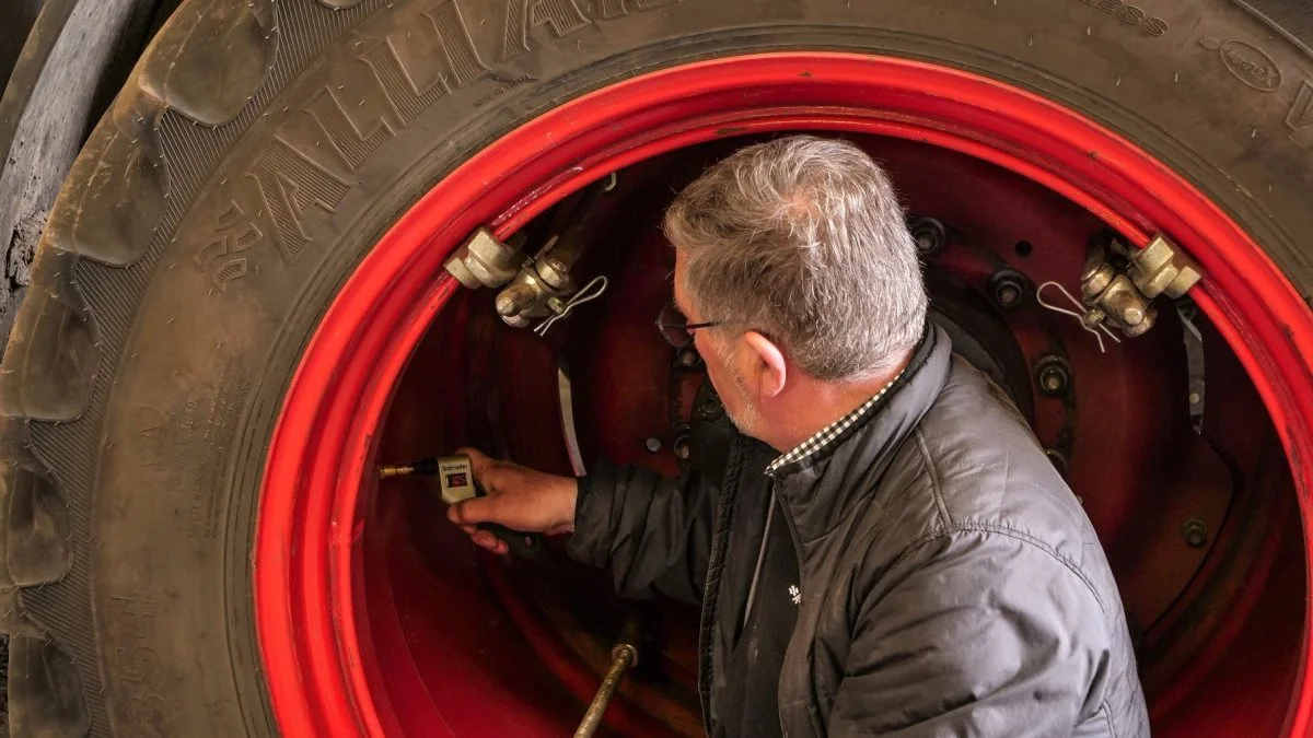 Henrik Møllvang justerer trykket i de smalle Alliance 354+ Agriflex dæk, så VF-dækkene kører med et lavere tryk for at reducere jordpakningen i marken yderligere, inden forsøgets næste fase sættes i gang.