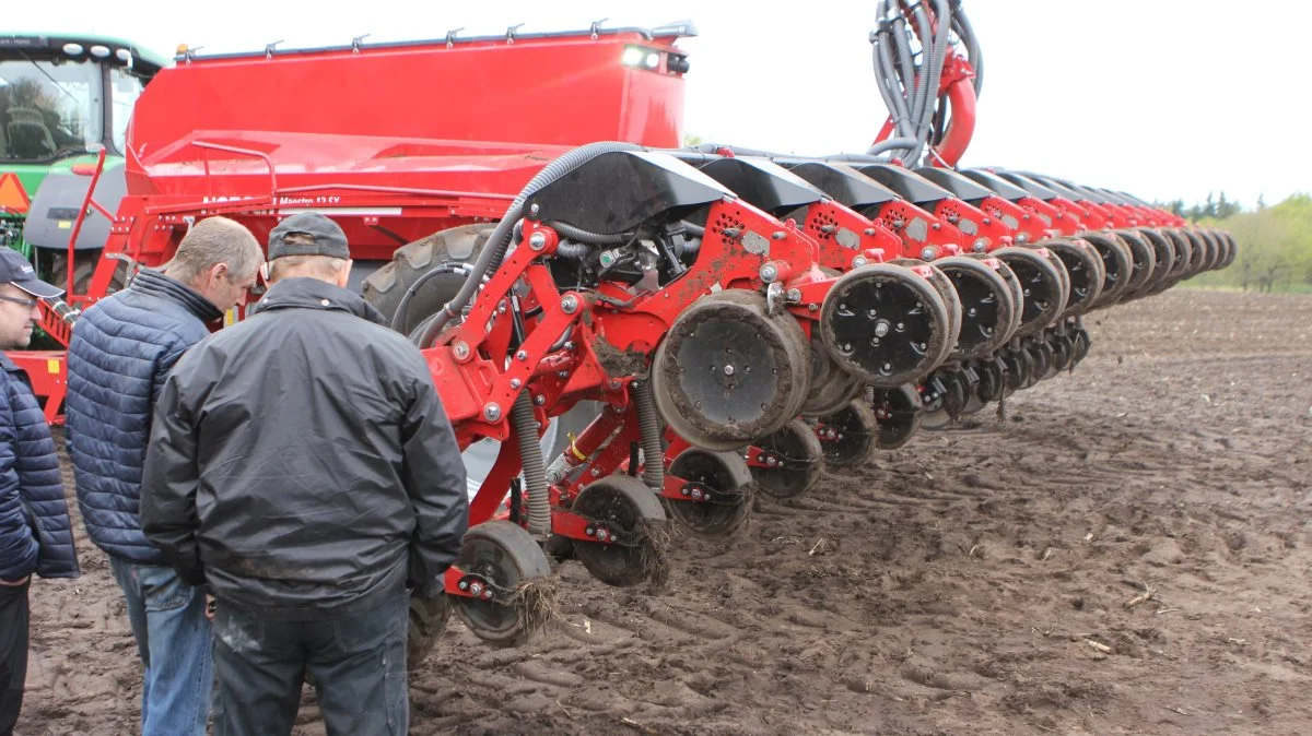 Den nye Horsch Maestro 12 SX-majssåmaskine med det nye Airspeed énkornssystem trak mange gæster til og blandt andet maskinstationerne i Himmerland-området var mødt talrigt op.