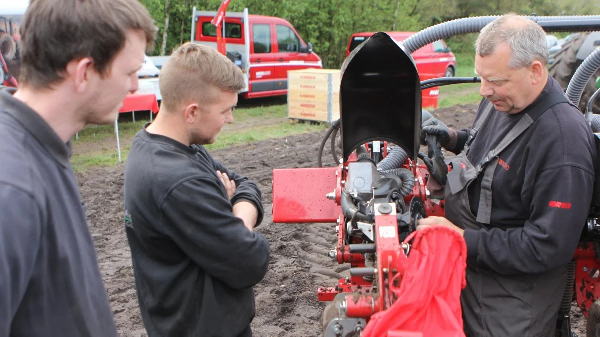 Produktspecialist på jordbearbejdning og såteknik hos WekoAgro, Arne Gejl (th), forklarer her kernen i det nye Horsch Airspeed énkornssystem på Maestro 12 SX -såmaskinen. Gødningstanken på såmaskinen indeholder 5.400 liter, mens frøtanken har plads til 2.200 liter. Det giver ifølge Arne Gejl kapacitet til at så 35 til 50 hektar majs på én påfyldning.