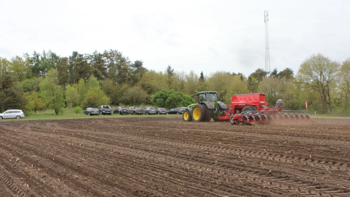 Så kom den længe ventede nyudviklede Horsch 12-rækket majssåmaskine til Danmark. Lanceringen foregik ved Skals nord for Viborg. Horsch Maestro 12 SX er udstyret med Horsch Main Tank Supply-system, som føder såmaskinen med gødning og såsæd fra centrale tanke. Dermed er der kun to steder til påfyldning og udsæden kan leveres i storsække. Fotos: Kasper Stougård