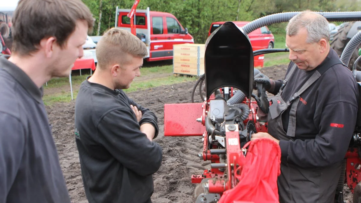 Produktspecialist på jordbearbejdning og såteknik hos WekoAgro, Arne Gejl (th), forklarer her kernen i det nye Horsch Airspeed énkornssystem på Maestro 12 SX -såmaskinen. Gødningstanken på såmaskinen indeholder 5.400 liter, mens frøtanken har plads til 2.200 liter. Det giver ifølge Arne Gejl kapacitet til at så 35 til 50 hektar majs på én påfyldning.