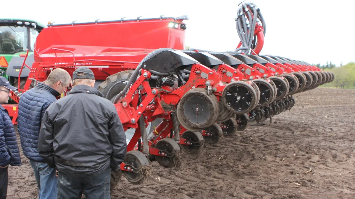 Den nye Horsch Maestro 12 SX-majssåmaskine med det nye Airspeed énkornssystem trak mange gæster til og blandt andet maskinstationerne i Himmerland-området var mødt talrigt op.